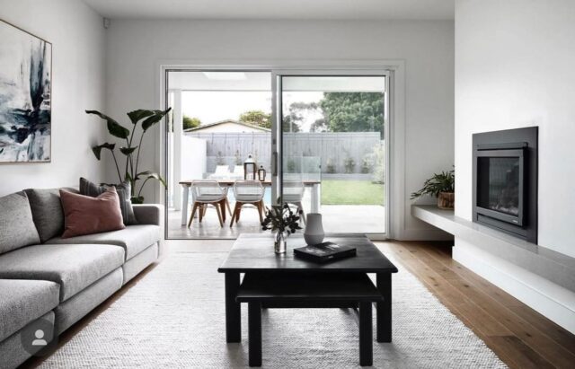 We just love this Vantage system sliding door. A perfect fit for any room looking out in your backyard ✔️